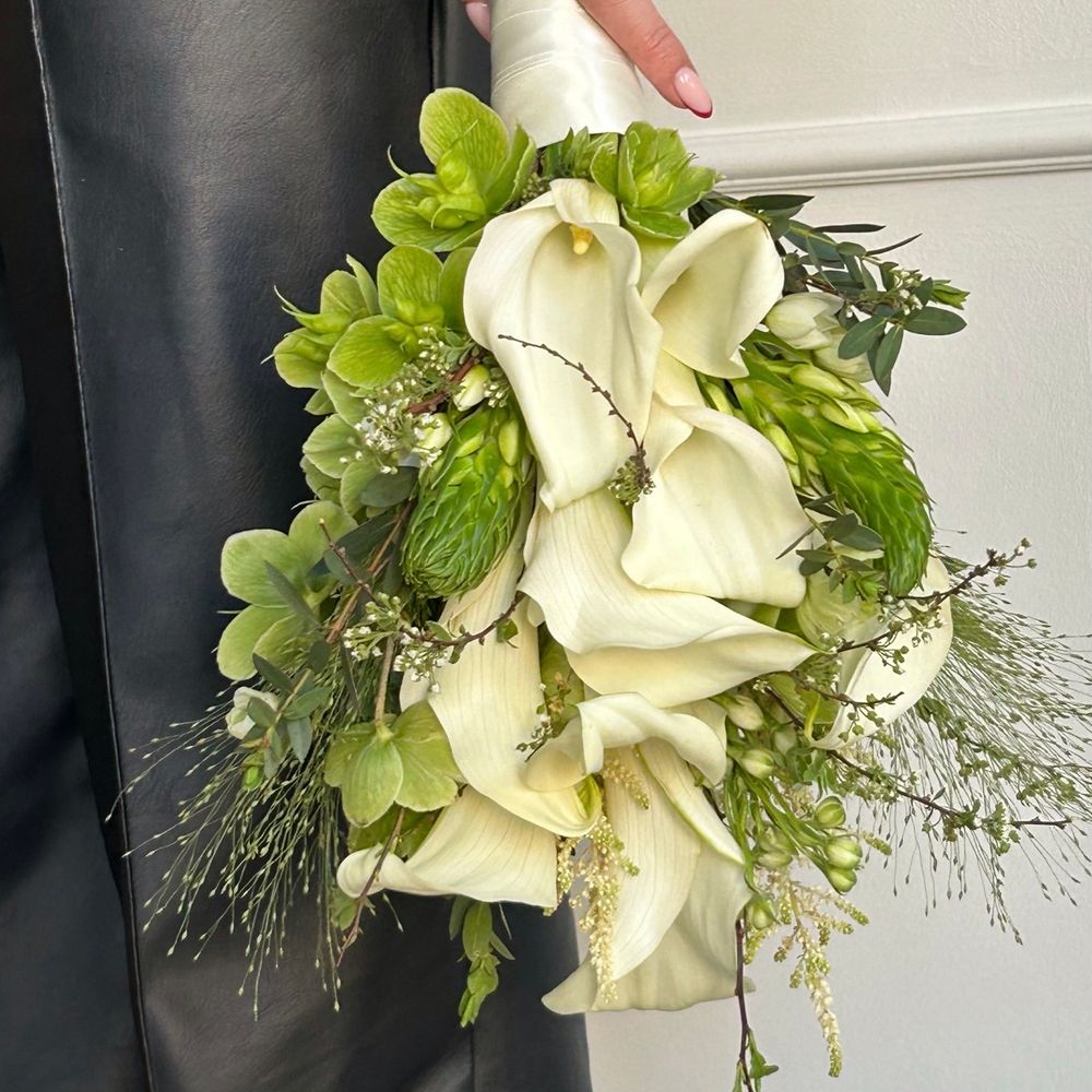 Свадебный букет из калл, орнитогалума, хелеборуса и паникума