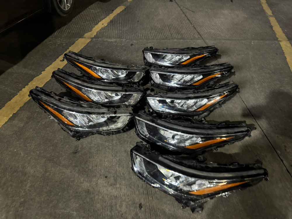 Передняя LED фара на Toyota Highlander оригинальная