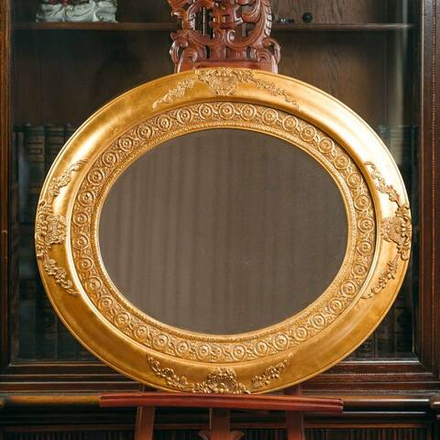 Настенное зеркало в овальной форме