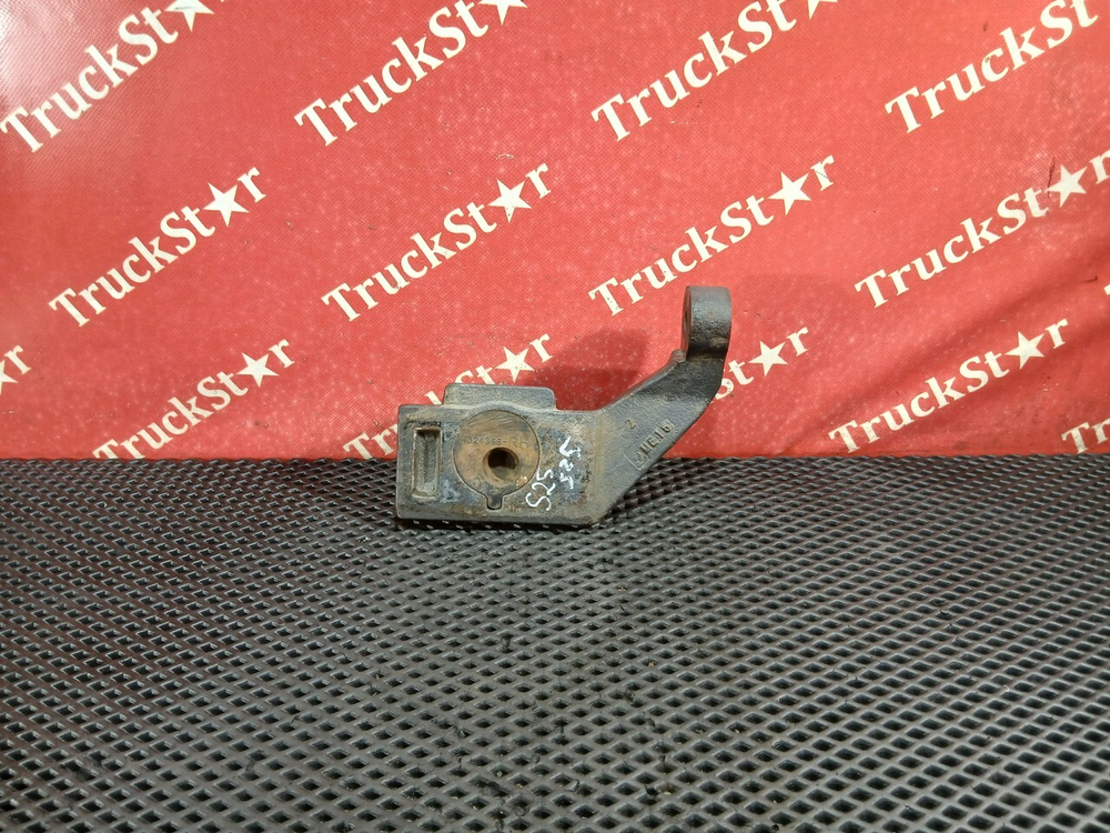 Кронштейн переднего амортизатора