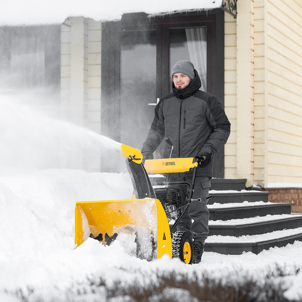 Бензиновая снегоуборочная машина SBM 610, 212 cc, ручной старт, фара Denzel