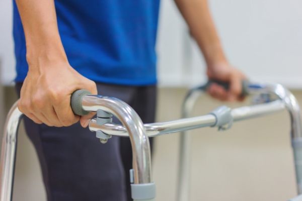 Как выбрать ходунки для пожилых людей: виды, советы и цены