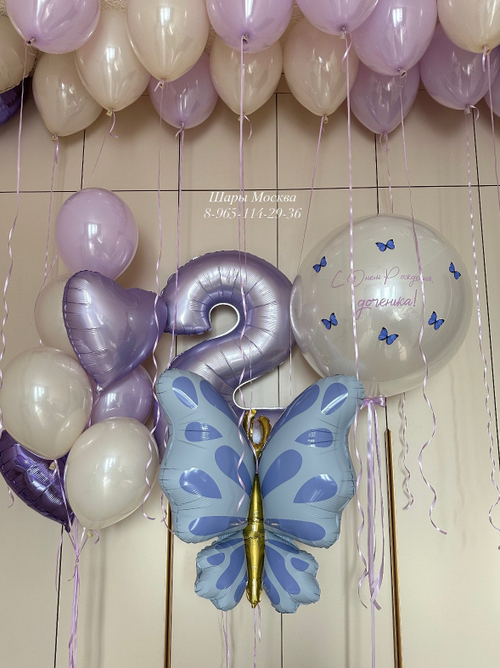Бабочка с цифрой и стеклянными воздушными шарами
