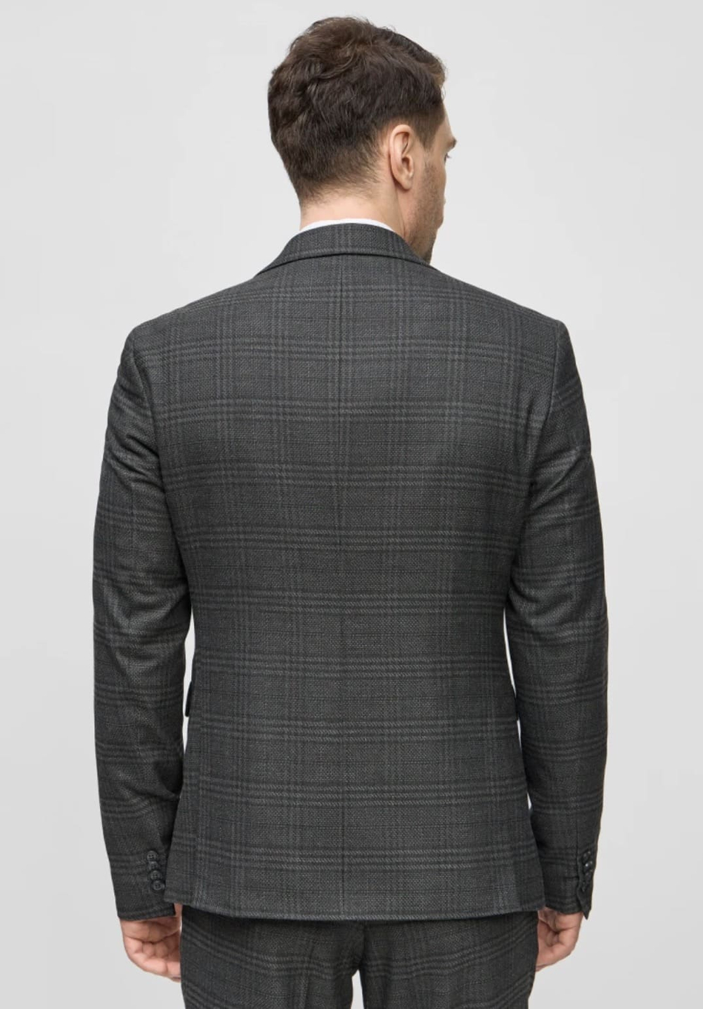 Мужской классический костюм в клетку (серый) В63