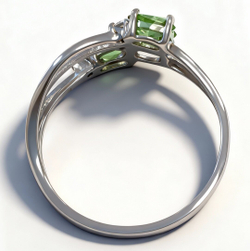 Ювелирное кольцо из серебра 925 пробы,вставка хризолит,фианиты,размер 18