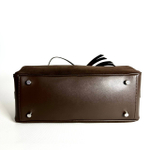 Женская замшевая сумка-багет коричневого цвета