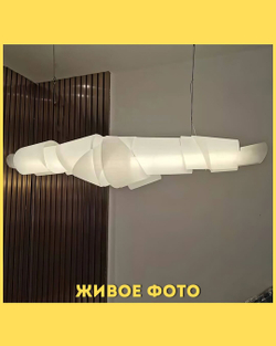 Элегантная подвесная люстра  с оригинальным абажуром в виде закрученных белых лепестков