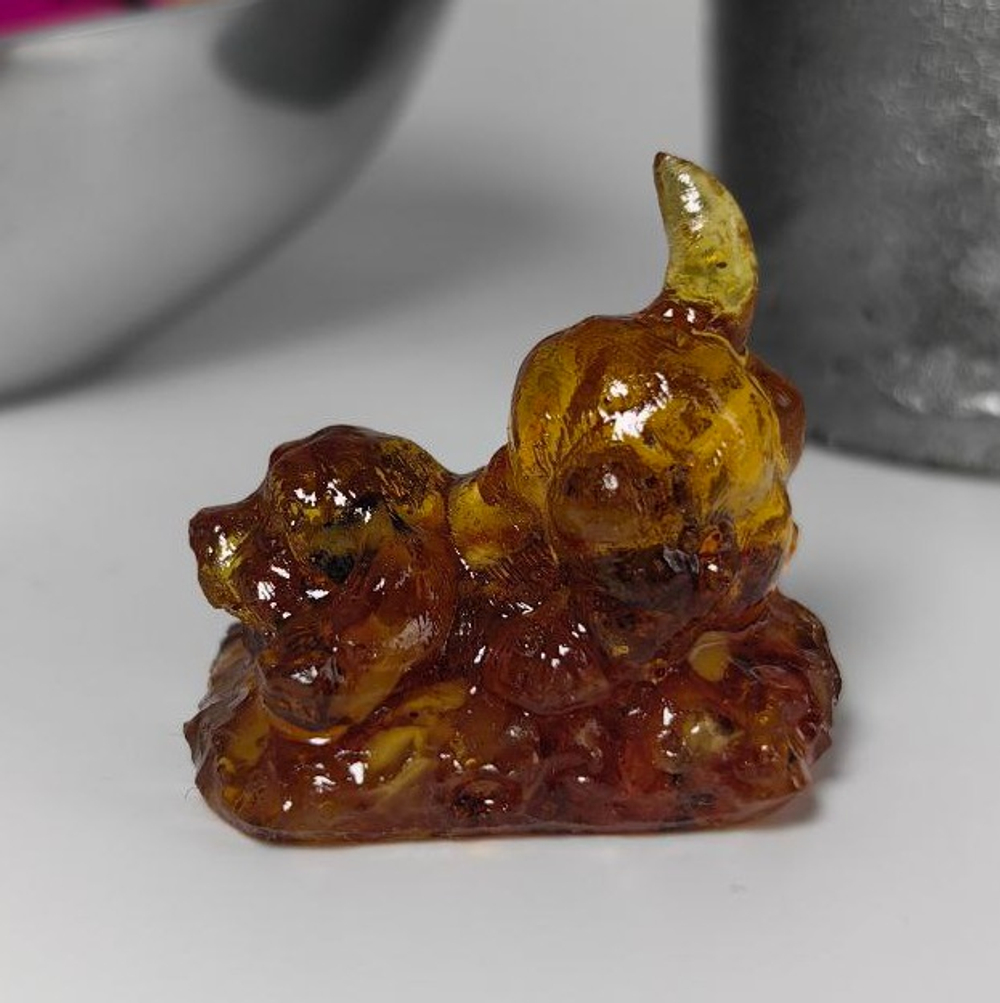 Щенок игривый мини на коврике