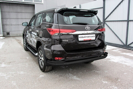 Защита заднего бампера Toyota Fortuner (2015-2023) d76+d42 длинная черная