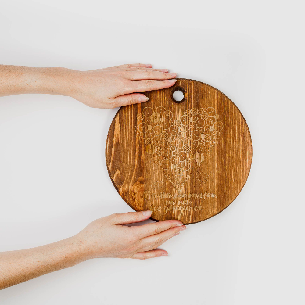 Деревянная менажница круглая с гравировкой из кедра