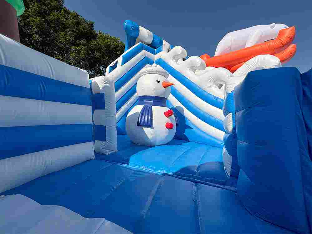 Надувной наземный аквапарк «Морское царство 3» с фигурой пингвина, 21*20*6 м