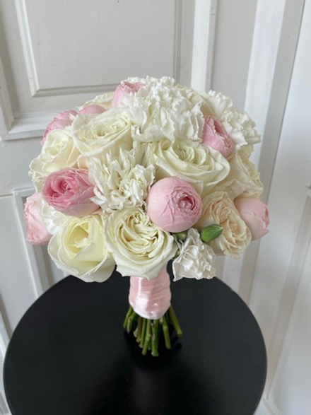 Свадебный букет из кустовых пионовидных роз, одноголовых роз и диантусов