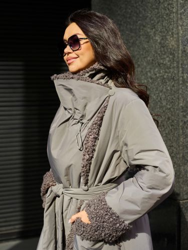 Утепленное серое пальто с эко-мехом