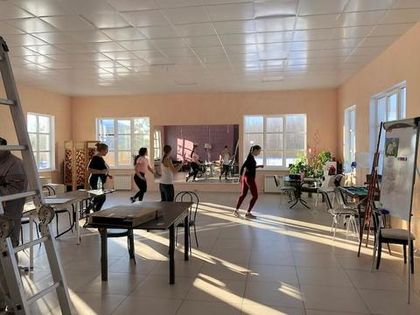 Занятия в танцевальном зале с зеркалами