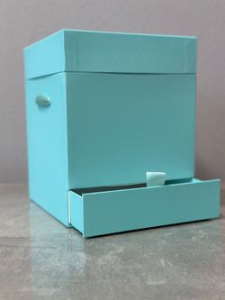 Квадратная коробка с отделением для подарка. Цвет: Морская волна . В розницу 700 рублей .