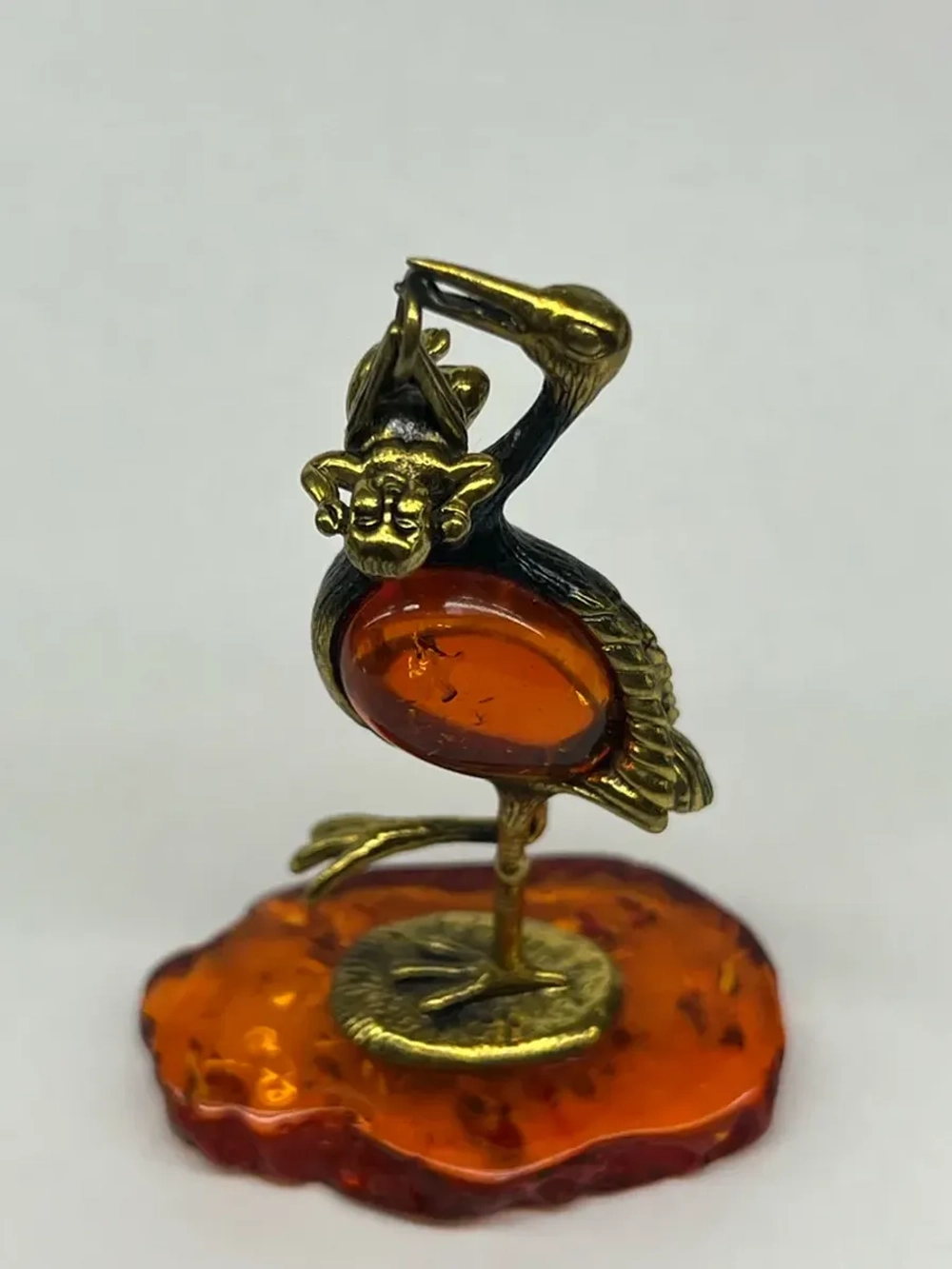Бронзовая статуэтка на янтаре