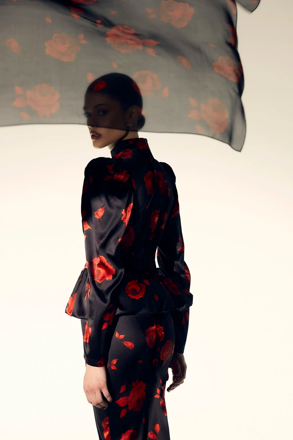 Летиция (Leticia), косынка из черного шифона с цветочным принтом