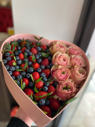 "Подарочная коробочка с клубникой и цветами"