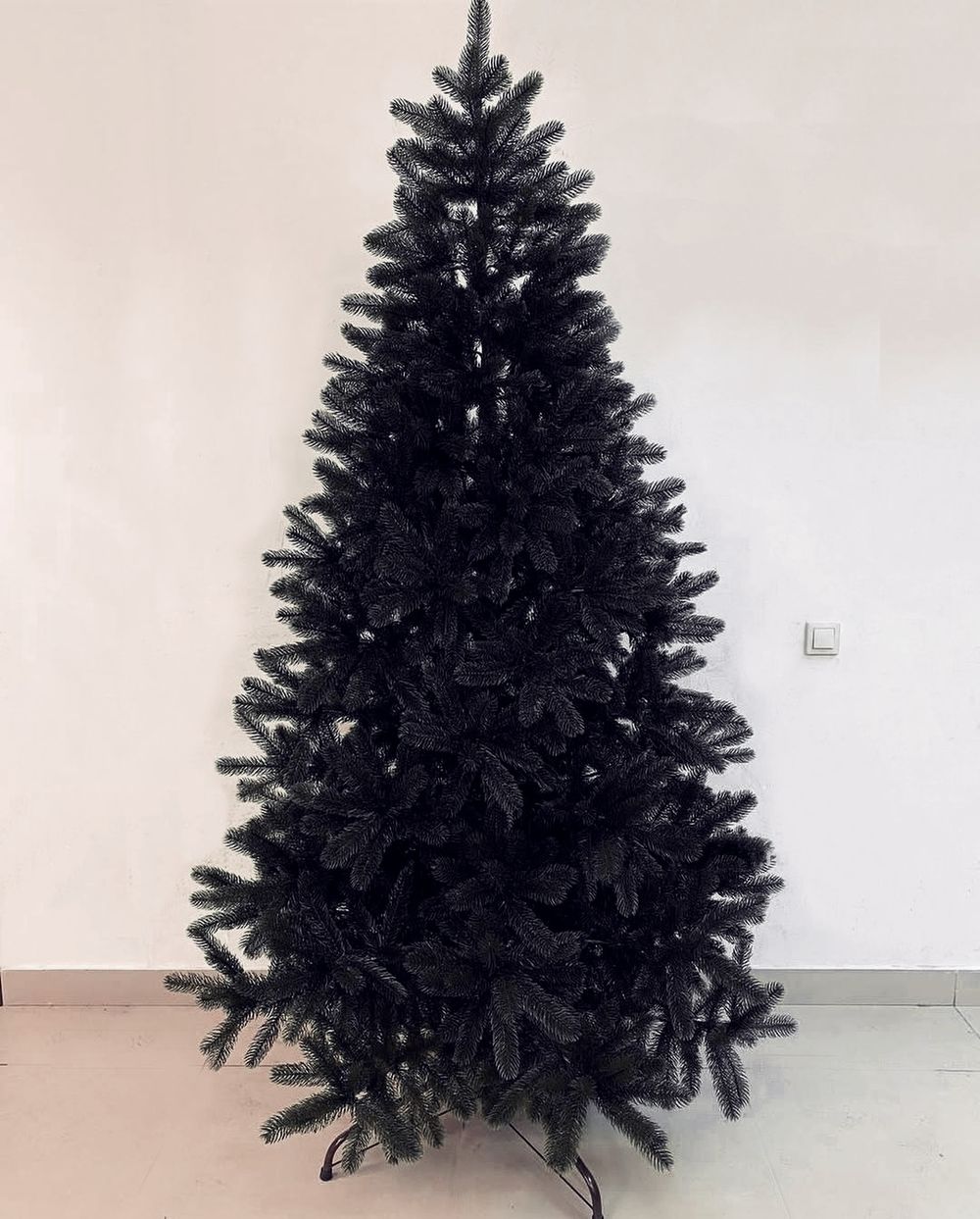 Искусственная литая черная елка "Императрица в черном" литая хвоя черного цвета