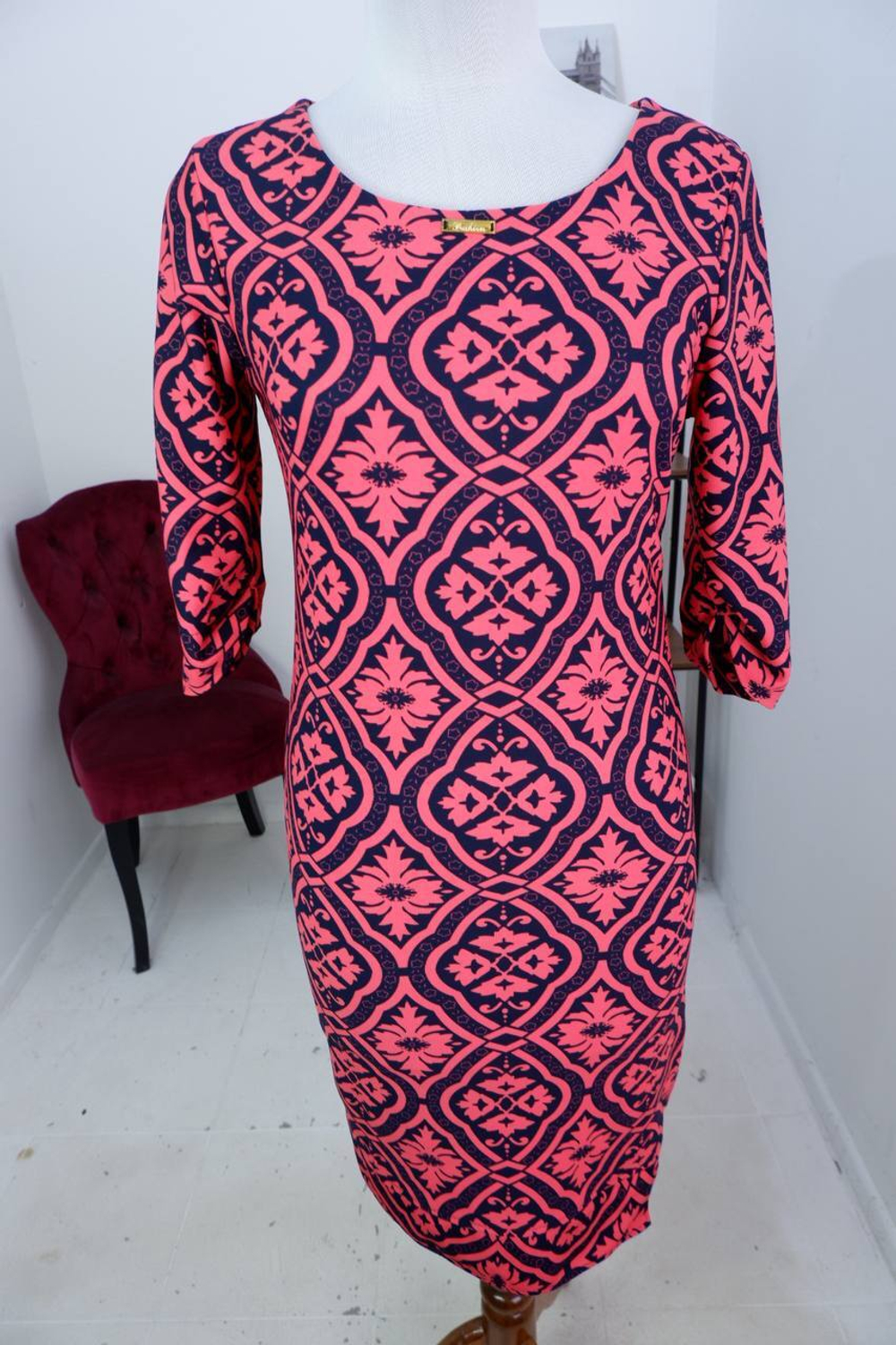 Платье контрастное, визуально на 44 размер