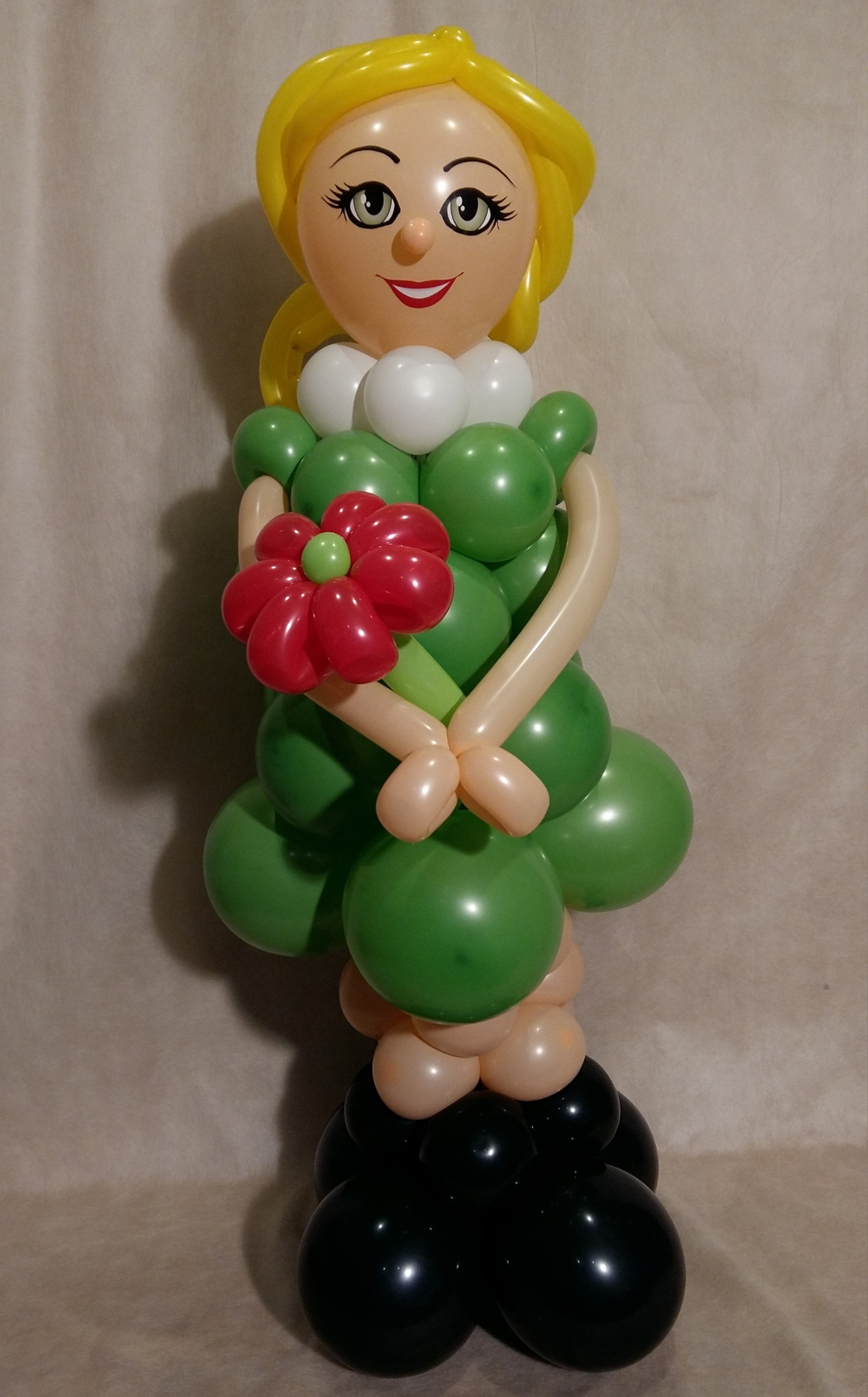 Девочка солдатка с букетом, фигура из шаров