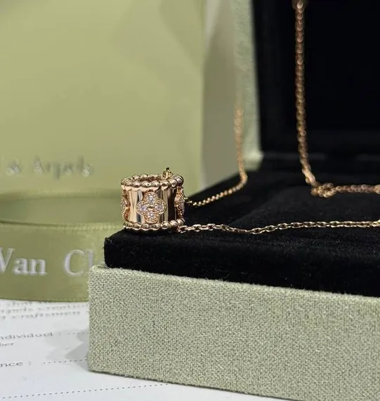 Подвеска Van Cleef &amp; Arpels Perlee clovers