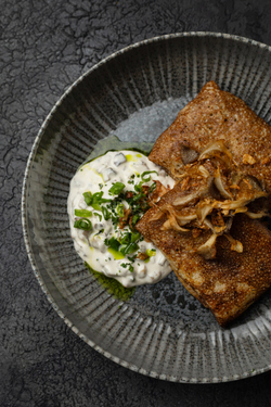 Блины с мясом и грибным соусом