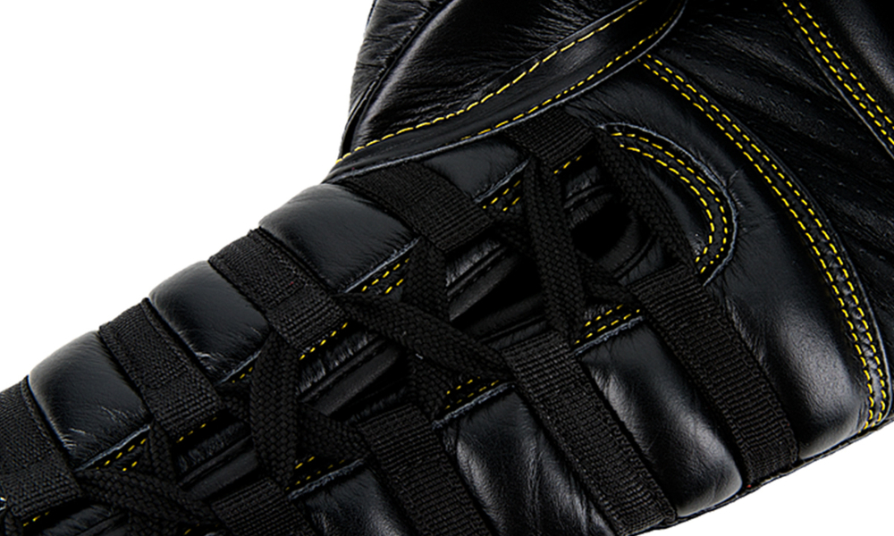 UFC Премиальные тренировочные перчатки на шнуровке черные - 16 Oz