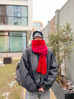 Колючий красный шарф