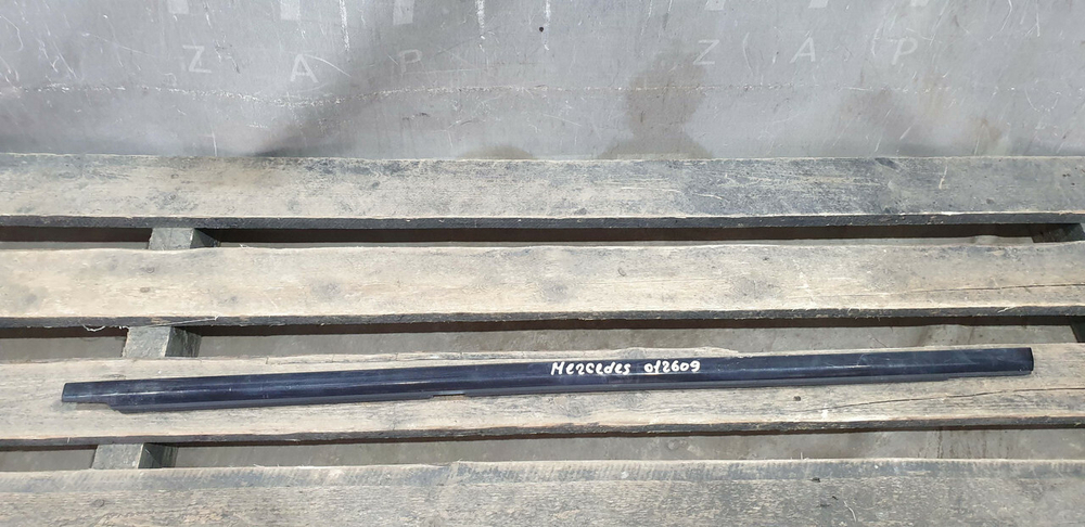 Молдинг двери задней левой Mercedes E (W213) 16-нв Б/У Оригинал A2137302305