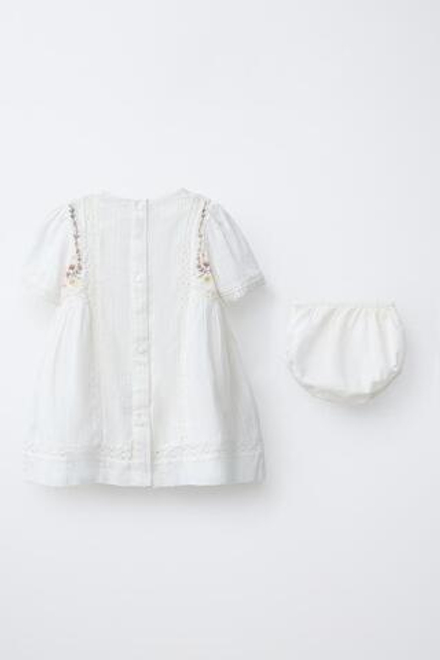 ZARA ПЛАТЬЕ И ТРУСИКИ С ЦВЕТОЧНОЙ ВЫШИВКОЙ, ЖЕЛТОВАТО-БЕЛЫЙ