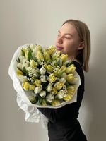Букет большой из 51 белых, лимонных тюльпанов и ромашек