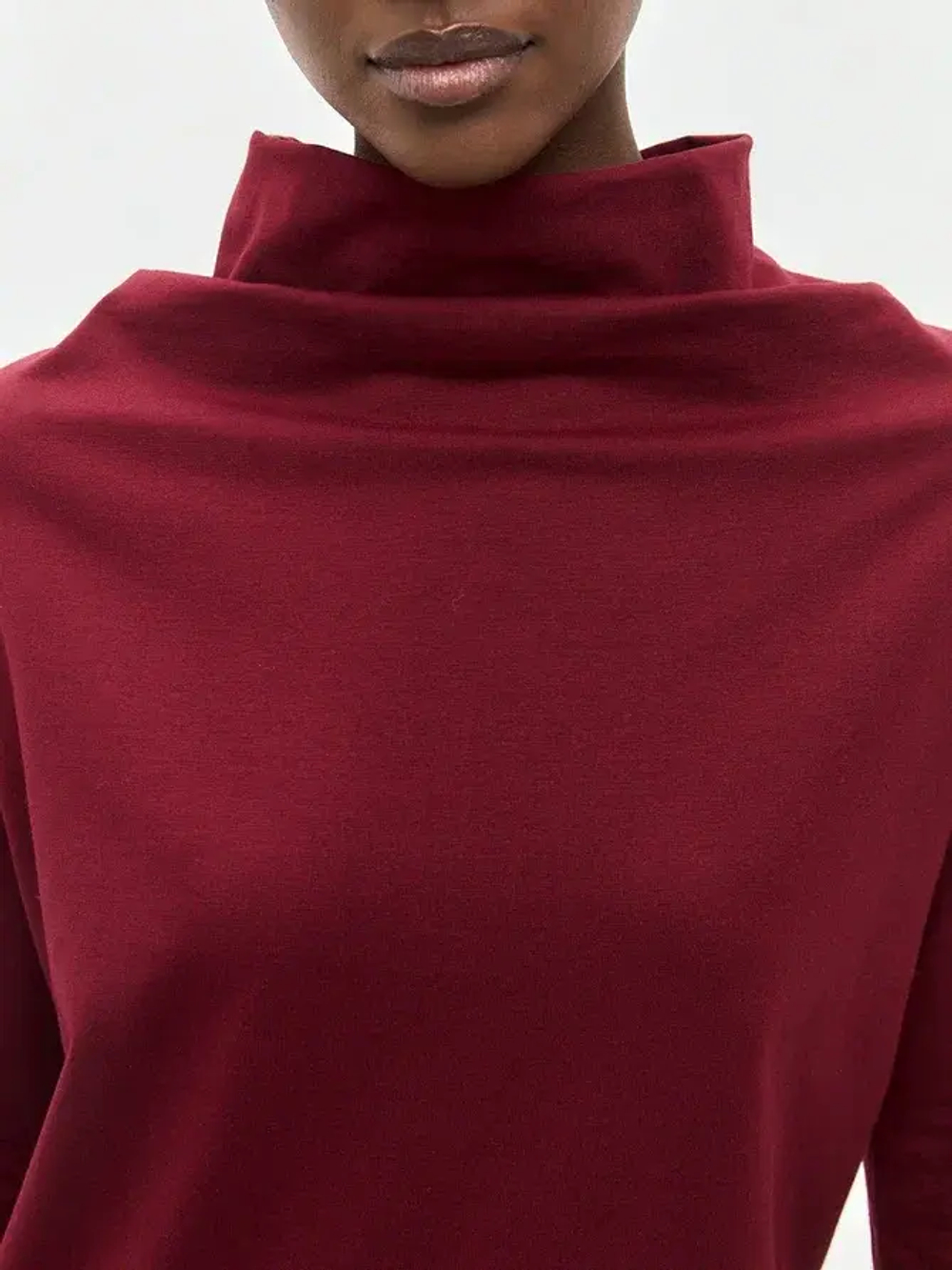 Лонгслив с цельнокроеным воротником винный