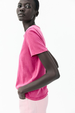 ZARA ФУТБОЛКА ИЗ ТКАНИ С ЭФФЕКТОМ ПОТЕРТОСТИ, ЦВЕТ ФУКСИИ