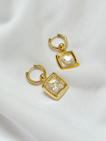 Серьги прозрачный прямоугольный кристалл в золотом квадрате, замок скоба