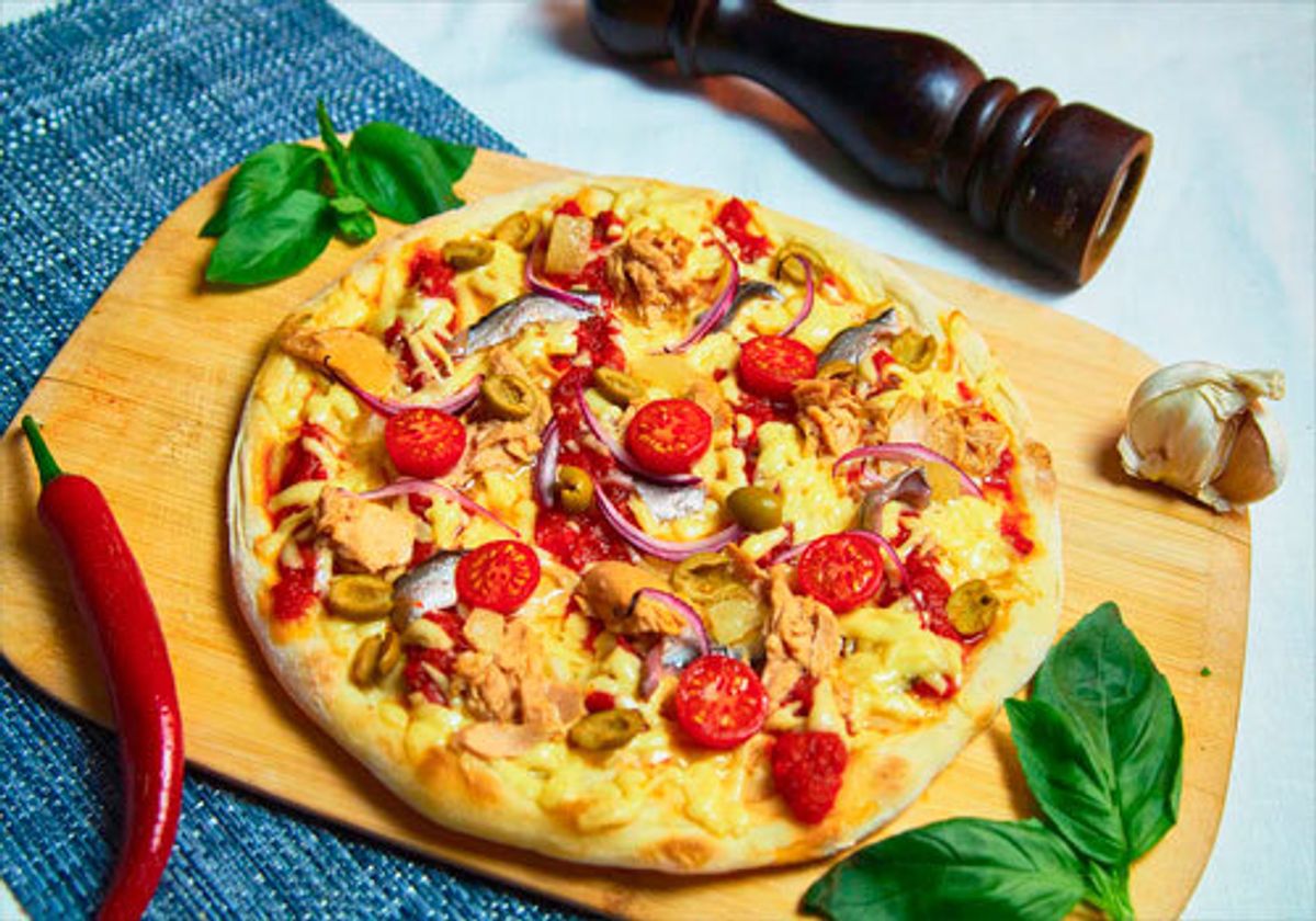 Римская пицца с тунцом, анчоусами, лимоном и оливками