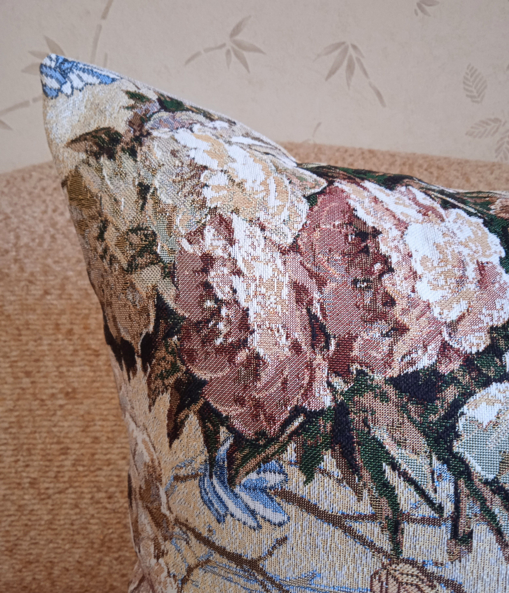 Декоративная гобеленовая наволочка для интерьерной подушки Пышные розы 68х47