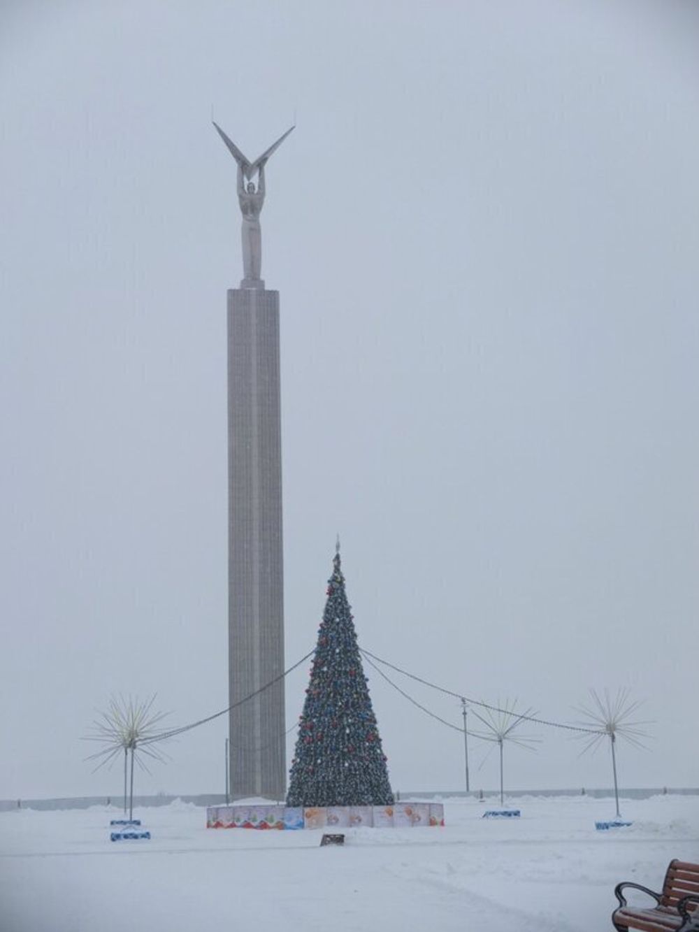 Уличная елка каркасная "Уральская сосна" (бело-зеленая леска) 12 м