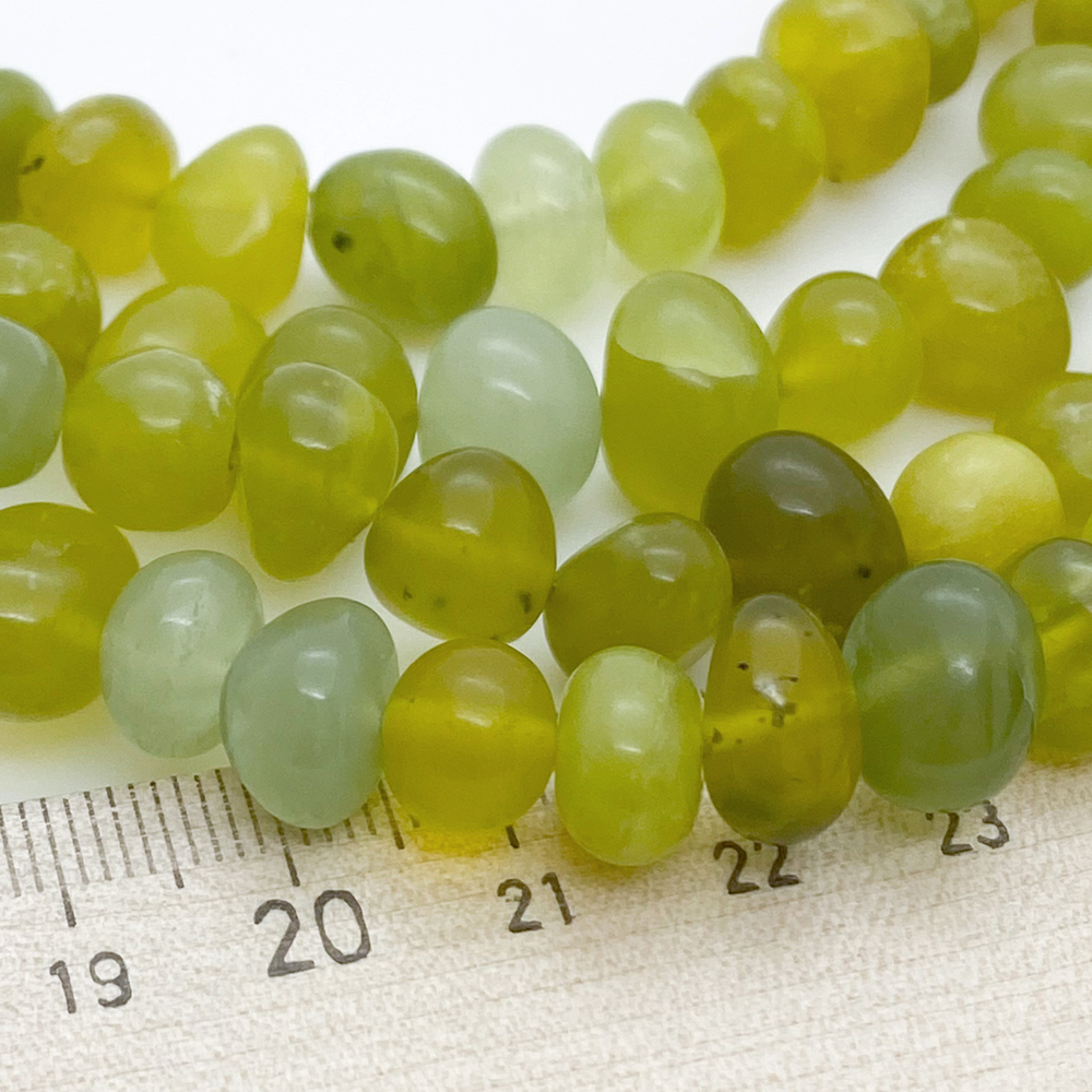 Серпентин фриформ бусины (лизардит), размер около 7-10 мм, цена за 27-28 шт (1/2 нити)