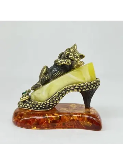 Бронзовая статуэтка на янтаре