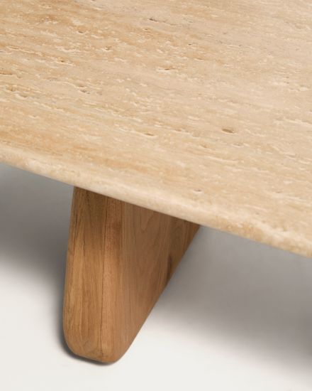 Журнальный столик Pirita из бежевого травертина с ножками из дуба натурального цвета, 147 x 65 см