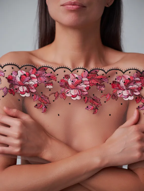 05-105 Вышивка на неэл. сетке 21 см, телесный/бордо (левая)