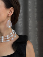 Колье длинная нить из белой ювелирной сетки с жемчугом Майорка, оттенок золото