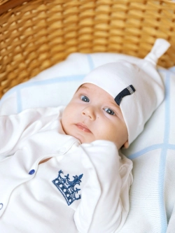 Комплект для новорожденного мальчика (комбинезон и шапочка без завязок) с синей короной