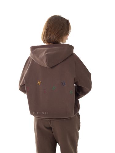 Коричневый костюм с цветной вышивкой на спине