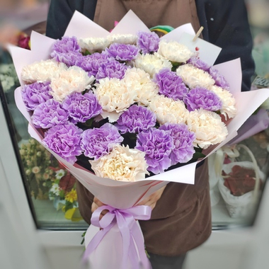 Букет из 31 кремовых и сиреневых диантусов