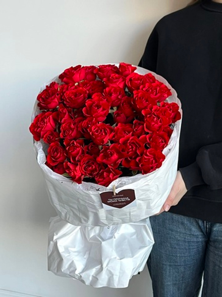 Моно букет из кустовых роз в красном оттенке 15 шт