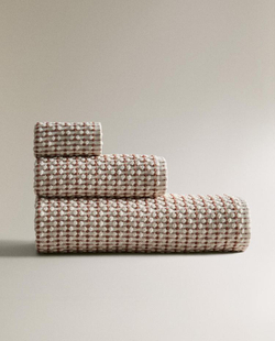 ZARA HOME БАННОЕ ПОЛОТЕНЦЕ ИЗ ХЛОПКА С РЕЛЬЕФНЫМ УЗОРОМ, РОЗОВЫЙ