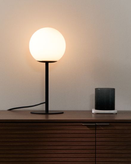 Настольная лампа Brisia из черного металла с матовым стеклянным шаром Ø15