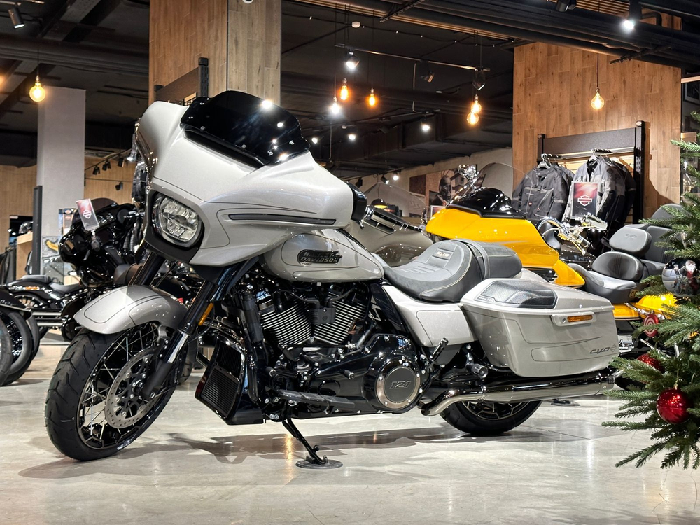 Harley-Davidson CVO Street Glide NEW, 2024 "Dark Platinum"